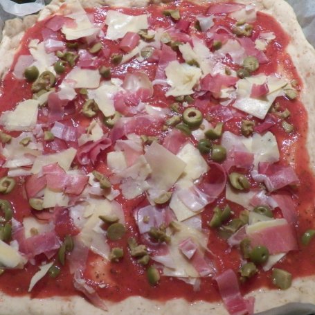 Krok 5 - Pełnoziarnista pizza z serem, szynką i oliwkami foto