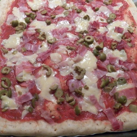 Krok 6 - Pełnoziarnista pizza z serem, szynką i oliwkami foto