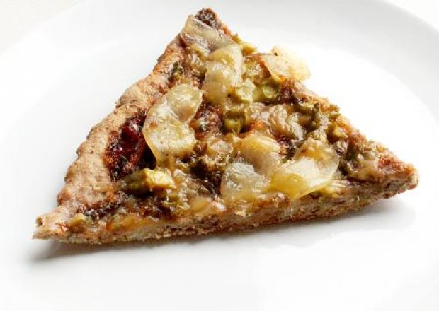 Fotografia przedstawiająca Pełnoziarnista pizza z sosem słodko kwaśnym, brokułami i serem