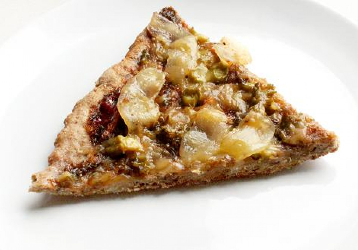 Pełnoziarnista pizza z sosem słodko kwaśnym, brokułami i serem foto
