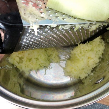 Krok 2 - Pełnoziarniste ciasto orzechowe z cukinią foto