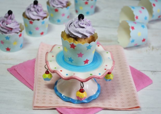 Fotografia przedstawiająca Pełnoziarniste cupcakes z jagodami