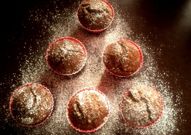 Fotografia przedstawiająca Pełnoziarniste, kakaowe muffiny z bakaliami