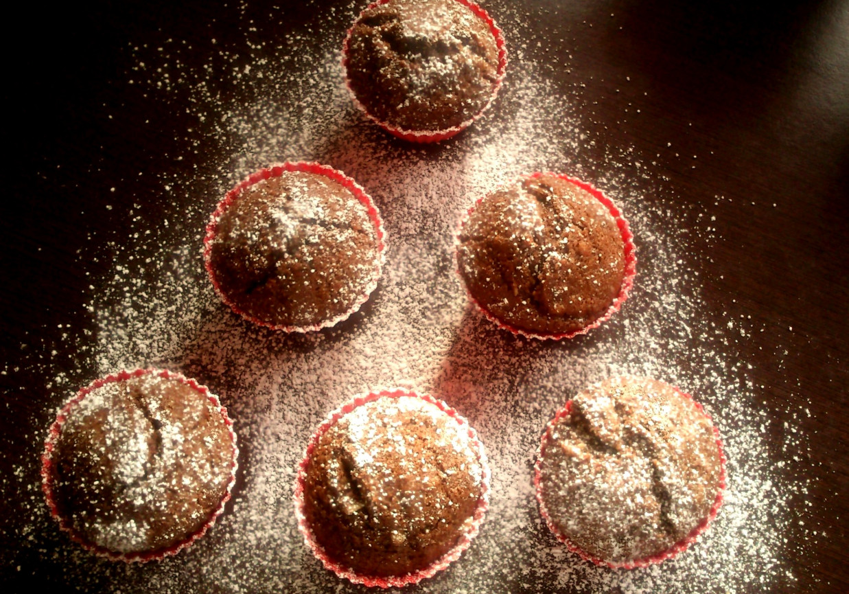 Pełnoziarniste, kakaowe muffiny z bakaliami foto