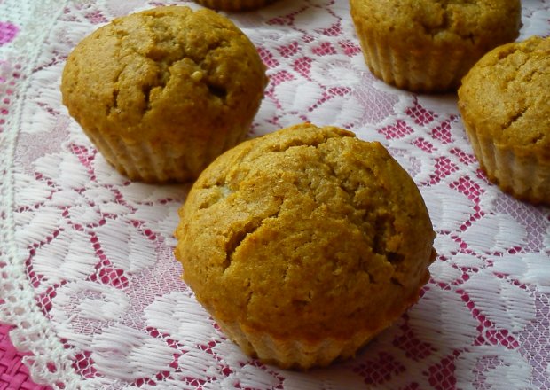 Fotografia przedstawiająca Pełnoziarniste muffinki z gruszkami