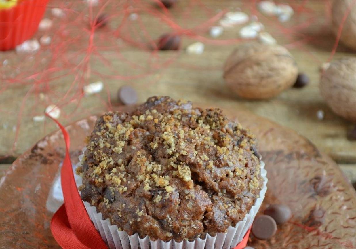 Pełnoziarniste muffiny orzechowe z płatkami owsianymi i czekoladą   foto
