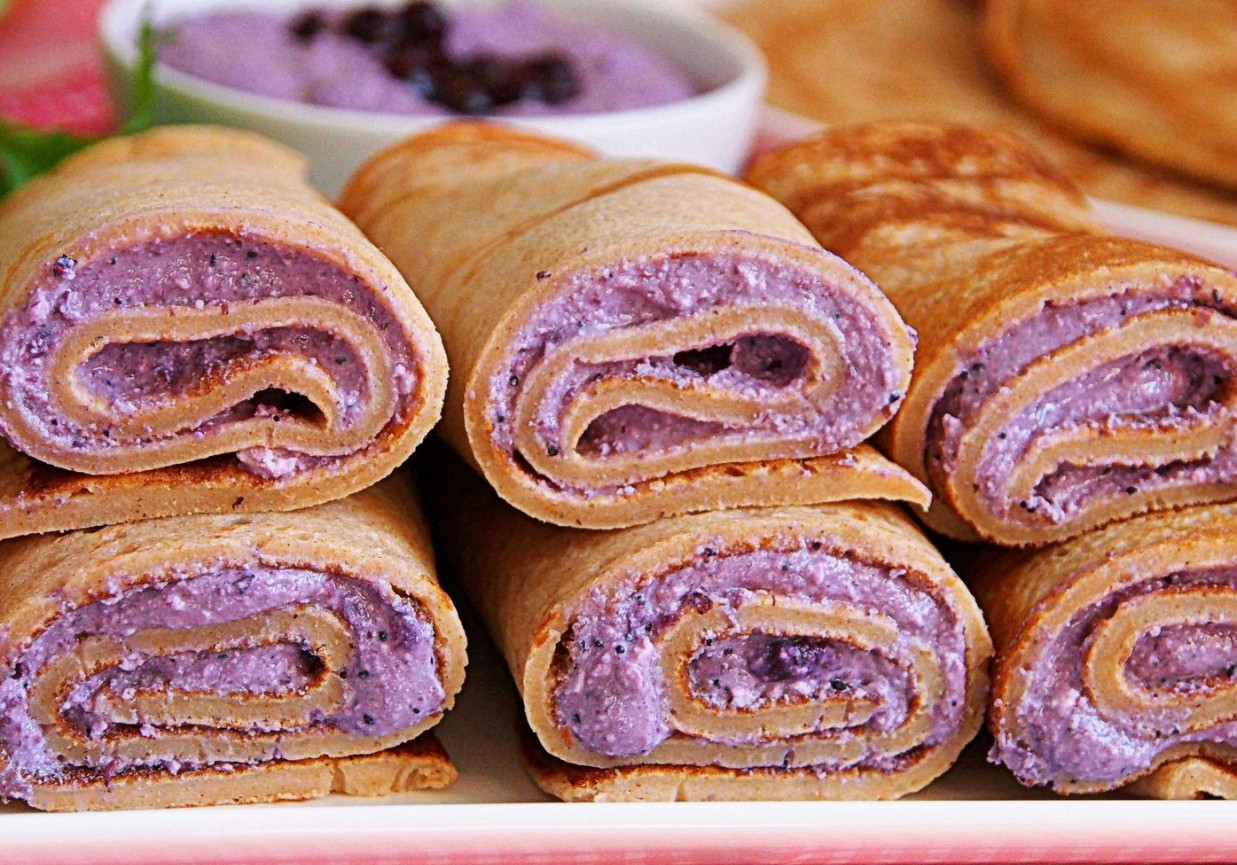 Pełnoziarniste naleśniki orkiszowe z jagodowym twarożkiem foto