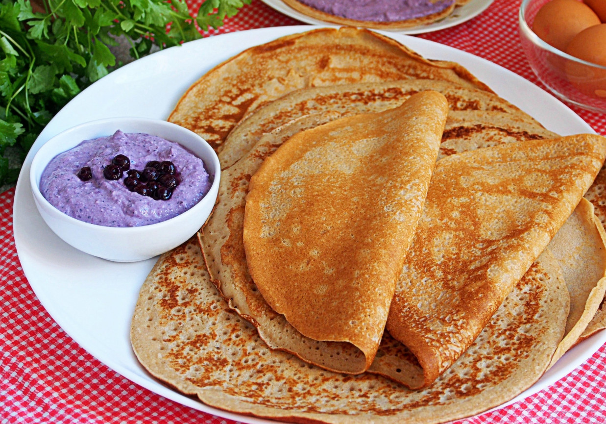 Pełnoziarniste naleśniki orkiszowe z jagodowym twarożkiem foto