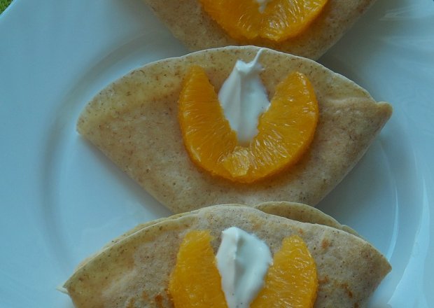 Fotografia przedstawiająca Pełnoziarniste naleśniki z pomarańczą