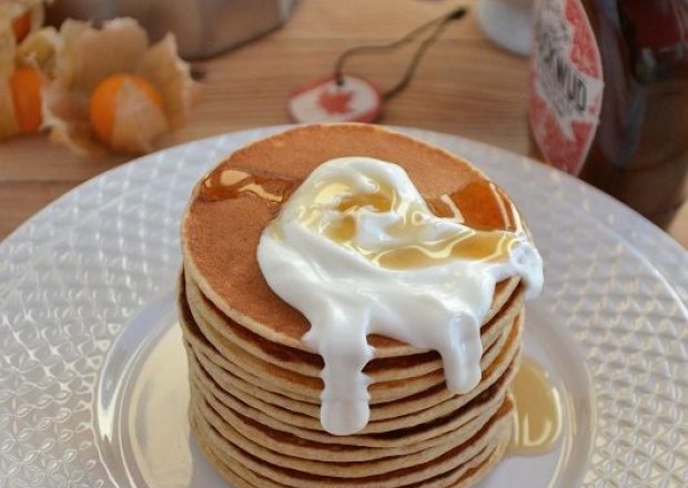 Fotografia przedstawiająca Pełnoziarniste pancakes na maślance