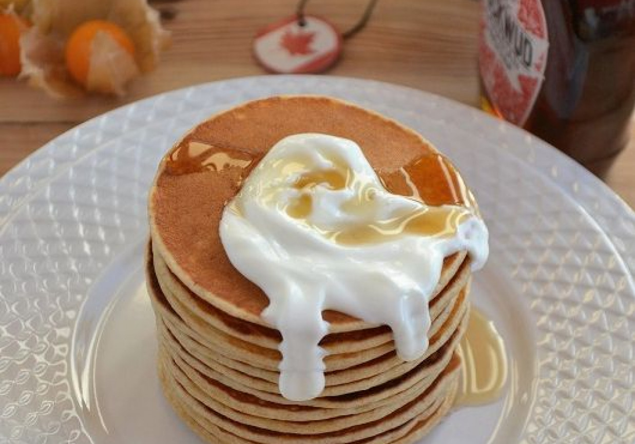 Pełnoziarniste pancakes na maślance foto