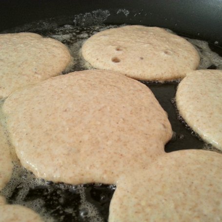 Krok 3 - Pełnoziarniste pancakes z truskawkami foto