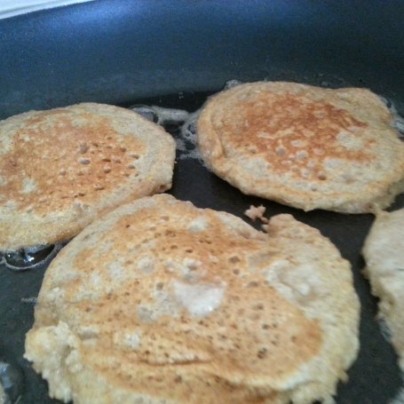 Krok 4 - Pełnoziarniste pancakes z truskawkami foto