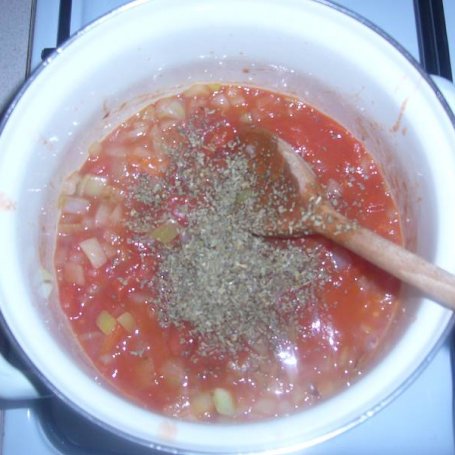Krok 2 - Pełnoziarniste penne z tuńczykiem i sosem pomidorowo – bazyliowym. foto