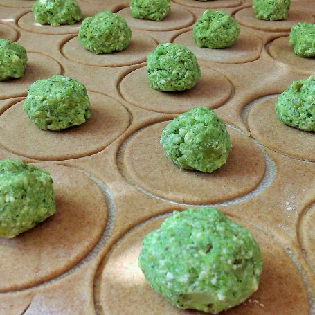 Krok 3 - Pełnoziarniste pierogi z farszem brokułowo - serowym foto