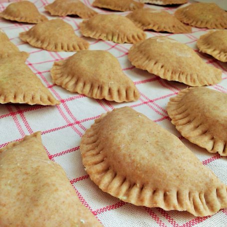 Krok 4 - Pełnoziarniste pierogi z farszem brokułowo - serowym foto