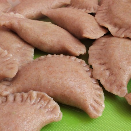 Krok 5 - Pełnoziarniste pierogi z farszem brokułowo - serowym foto