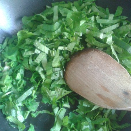 Krok 1 - Pełnoziarniste pierogi z liśćmi rzodkiewki foto