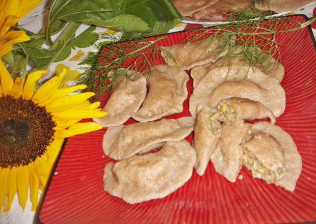Fotografia przedstawiająca Pełnoziarniste pierogi z wołowiną, kukurydzą i pieczarkami