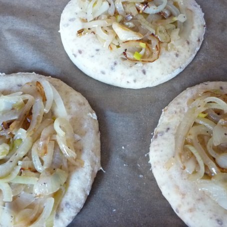 Krok 6 - Pełnoziarniste pizzerinki z mozzarellą foto