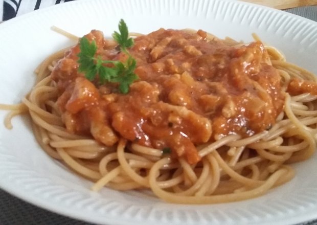 Fotografia przedstawiająca Pełnoziarniste spaghetti bolognese z mięsem mielonym