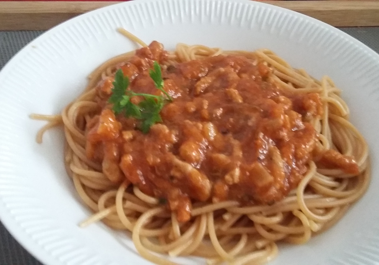 Pełnoziarniste spaghetti bolognese z mięsem mielonym foto