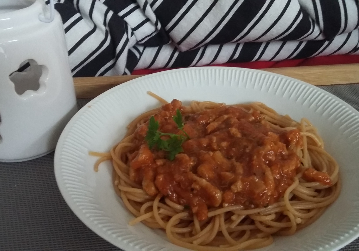 Pełnoziarniste spaghetti bolognese z mięsem mielonym foto