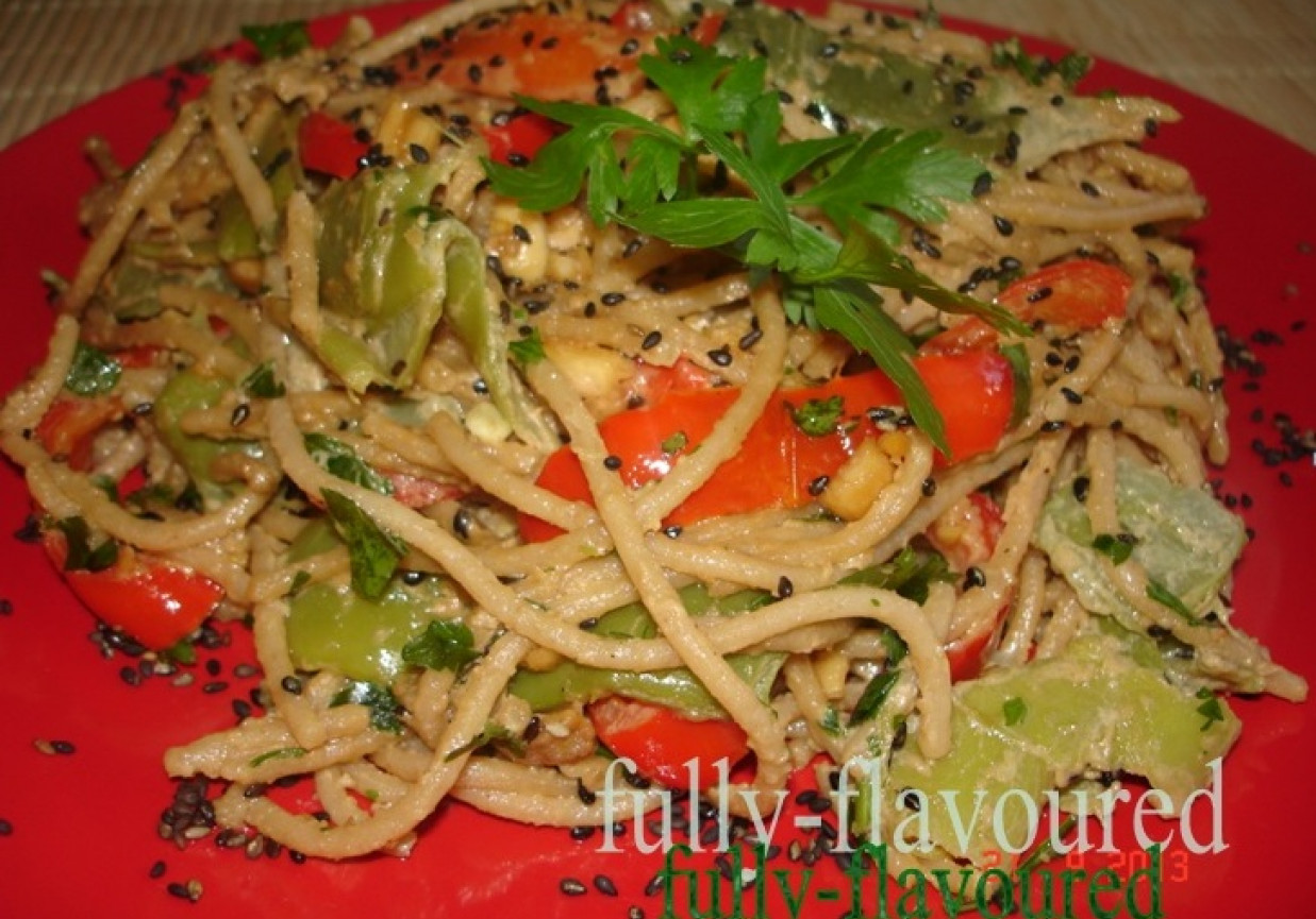 Pełnoziarniste spaghetti z fasolą mamut i sosem orzechowo-sezamowym foto