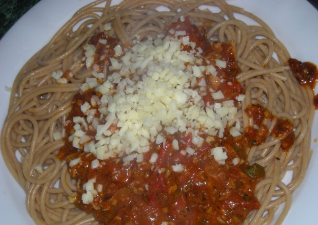 Fotografia przedstawiająca Pełnoziarniste spaghetti z tuńczykiem i kaparami