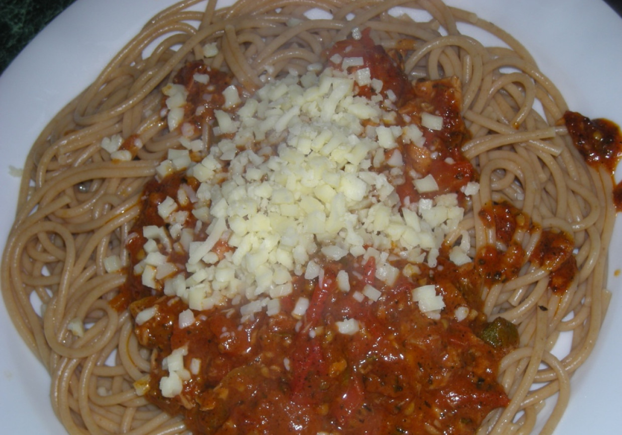 Pełnoziarniste spaghetti z tuńczykiem i kaparami foto