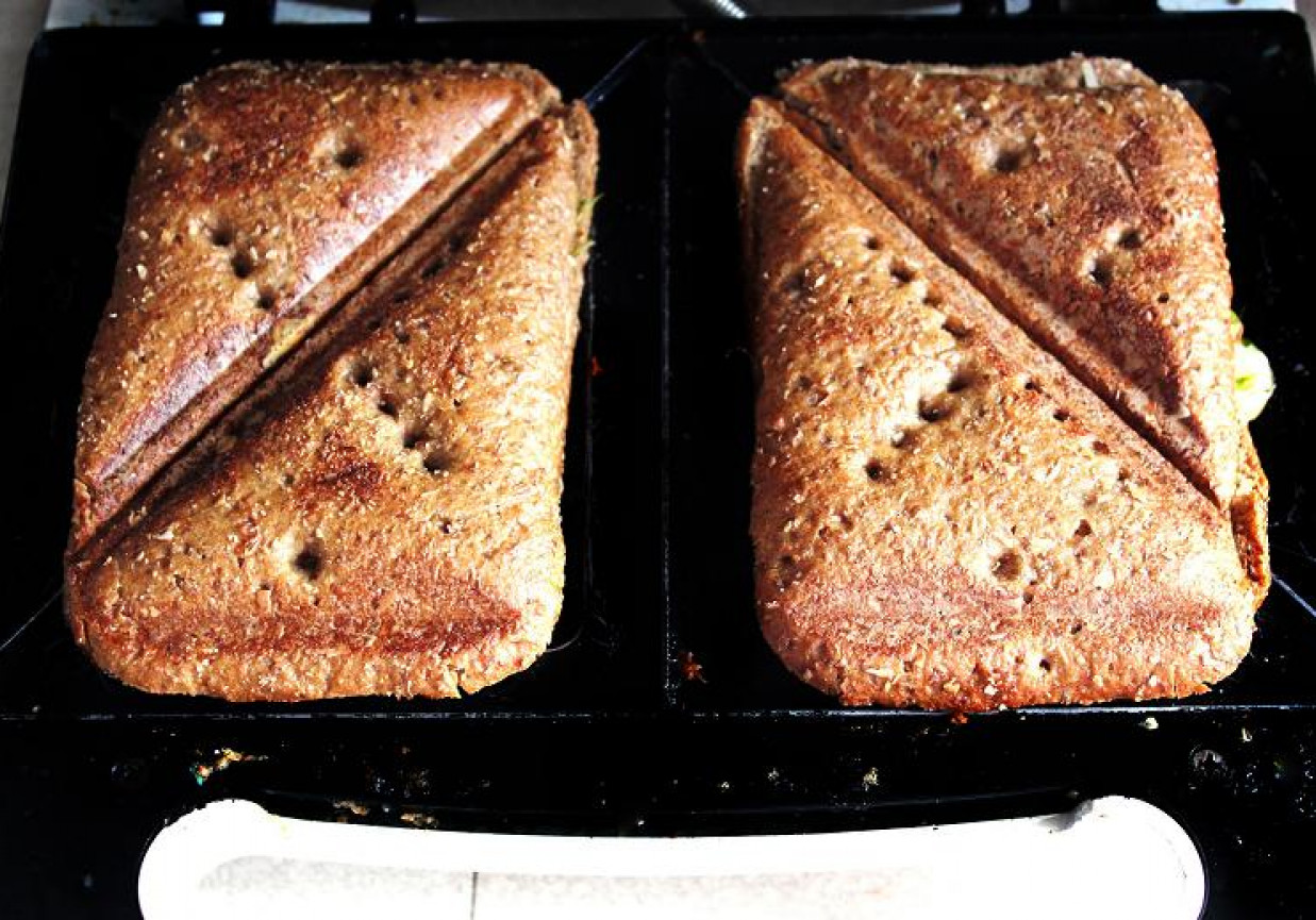 Pełnoziarniste tosty z serem i rzezuchą foto