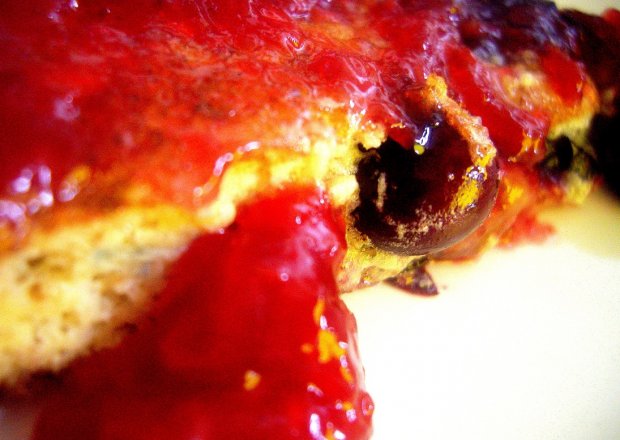 Fotografia przedstawiająca Pełnoziarnisty biszkoptowy omlet z owocami