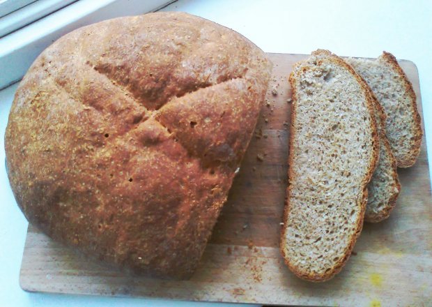 Fotografia przedstawiająca Pełnoziarnisty chleb na drożdżach