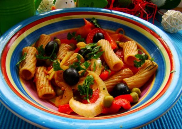 Fotografia przedstawiająca Penne na ciepło z oliwkami i pomidorem