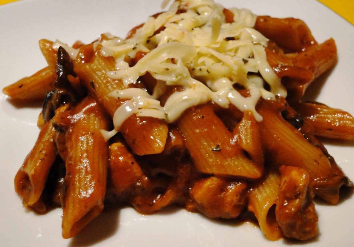 Penne pomidorowe z indykiem i pieczarkami foto