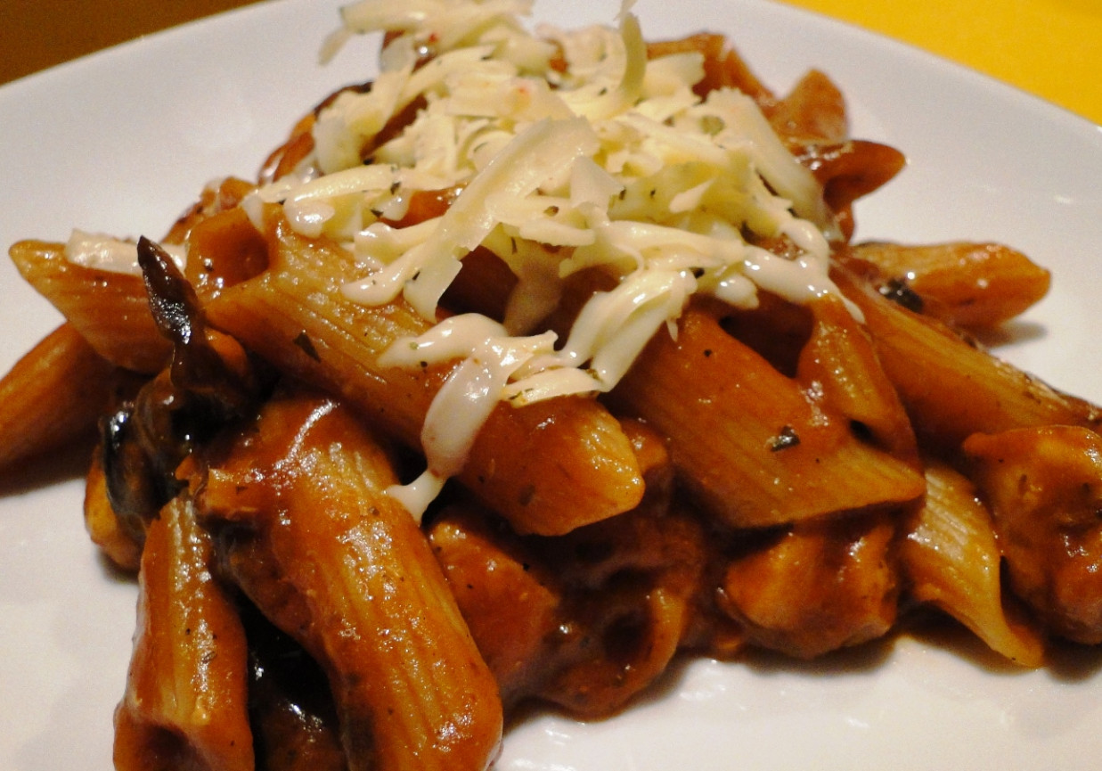 Penne pomidorowe z indykiem i pieczarkami foto
