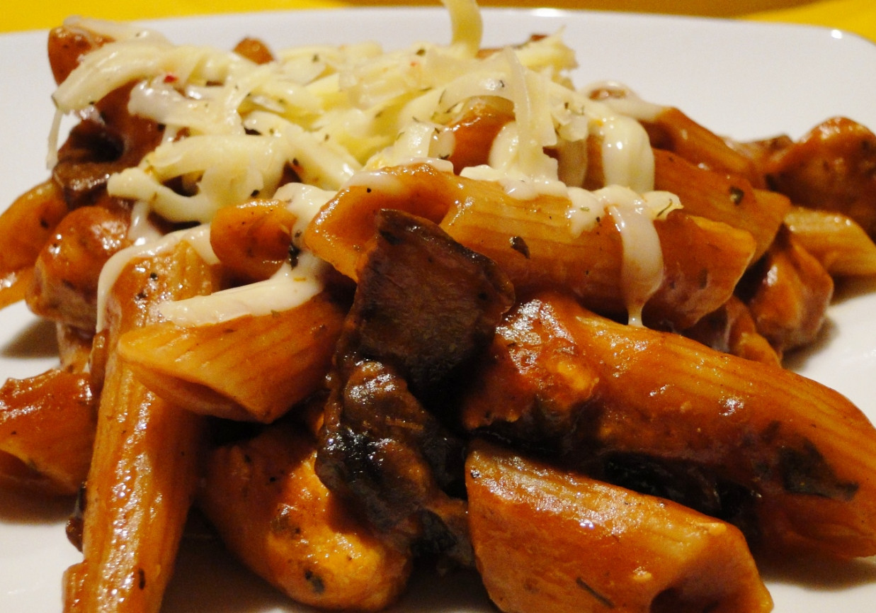 Penne pomidorowe z indykiem i pieczarkami foto