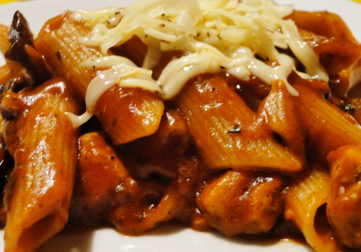 Penne pomidorowe z indykiem i pieczarkami foto