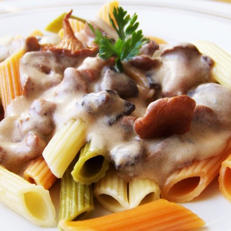 Krok 5 - Penne tricolore w sosie grzybowo-serowym foto