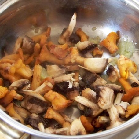 Krok 2 - Penne tricolore w sosie grzybowo-serowym foto