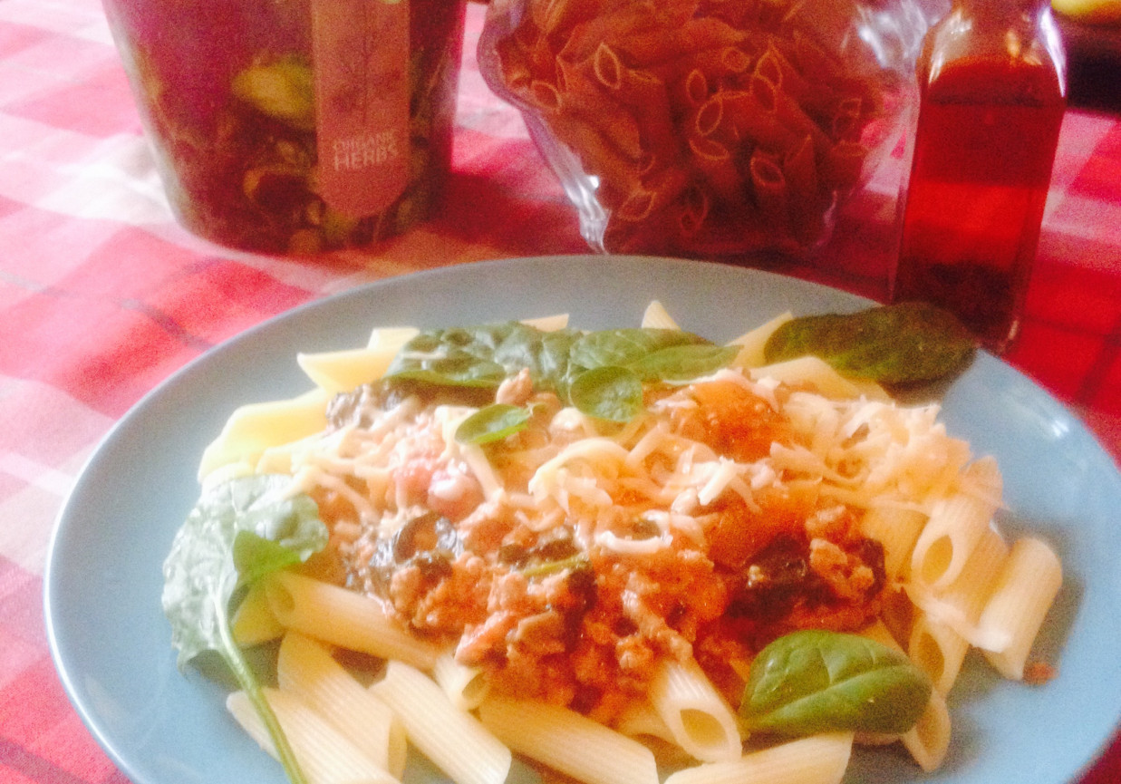 penne w kremowym mięsno-szpinakowym sosie foto