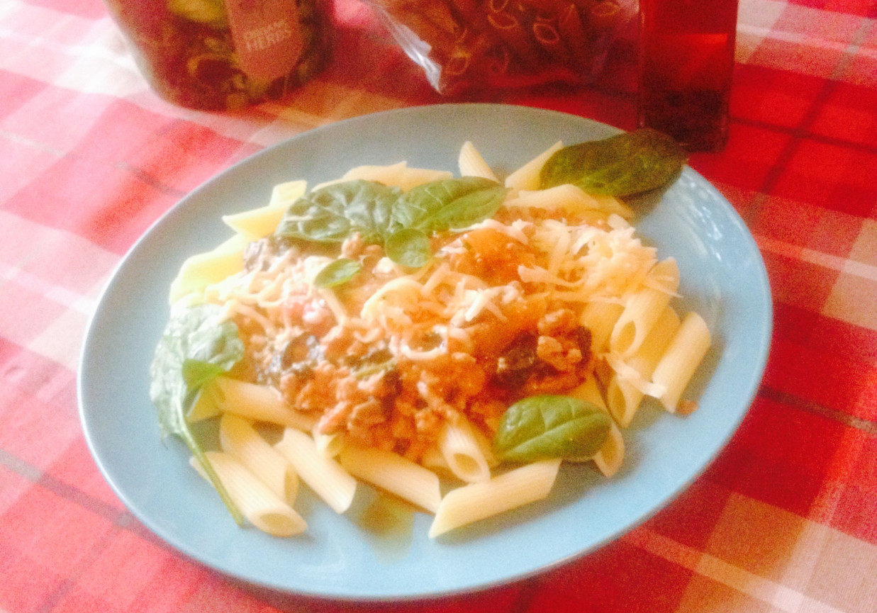 penne w kremowym mięsno-szpinakowym sosie foto