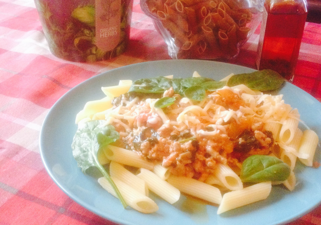 penne w kremowym mięsno-szpinakowym sosie foto