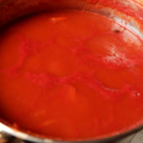 Krok 2 - Penne w sosie pomidorowym z kurczakiem foto