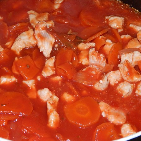 Krok 4 - Penne w sosie pomidorowym z kurczakiem foto
