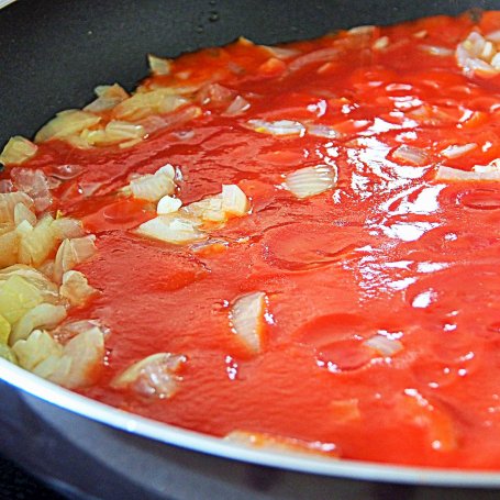 Krok 2 - Penne w sosie pomidorowym z oliwkami i fetą foto