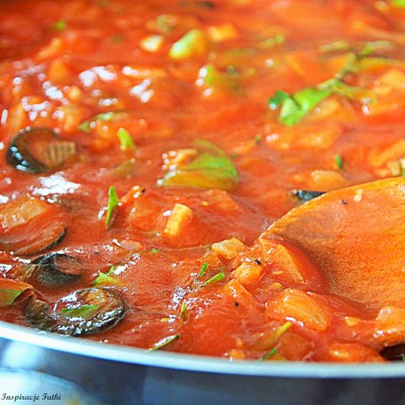 Krok 3 - Penne w sosie pomidorowym z oliwkami i fetą foto