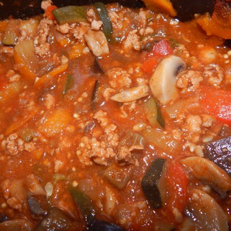 Krok 2 - Penne w sosie warzywno-mięsnym z wędzonym boczkiem foto