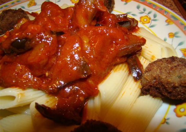 Fotografia przedstawiająca Penne z bakłażanem i pulpecikami w sosie pomidorowym