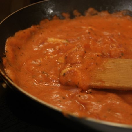 Krok 3 - Penne z boczkiem w sosie pomidorowo-serowym foto